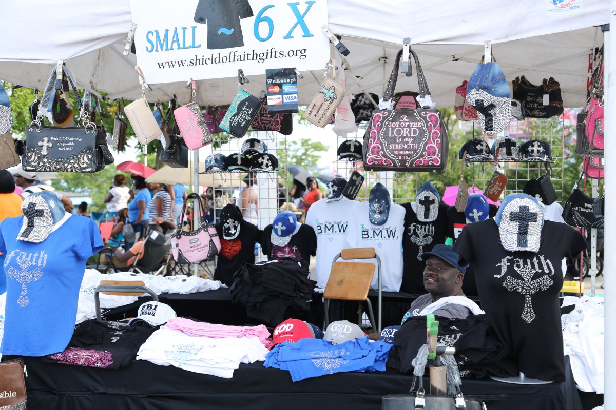 Crowd & Vendors Praise 103.9