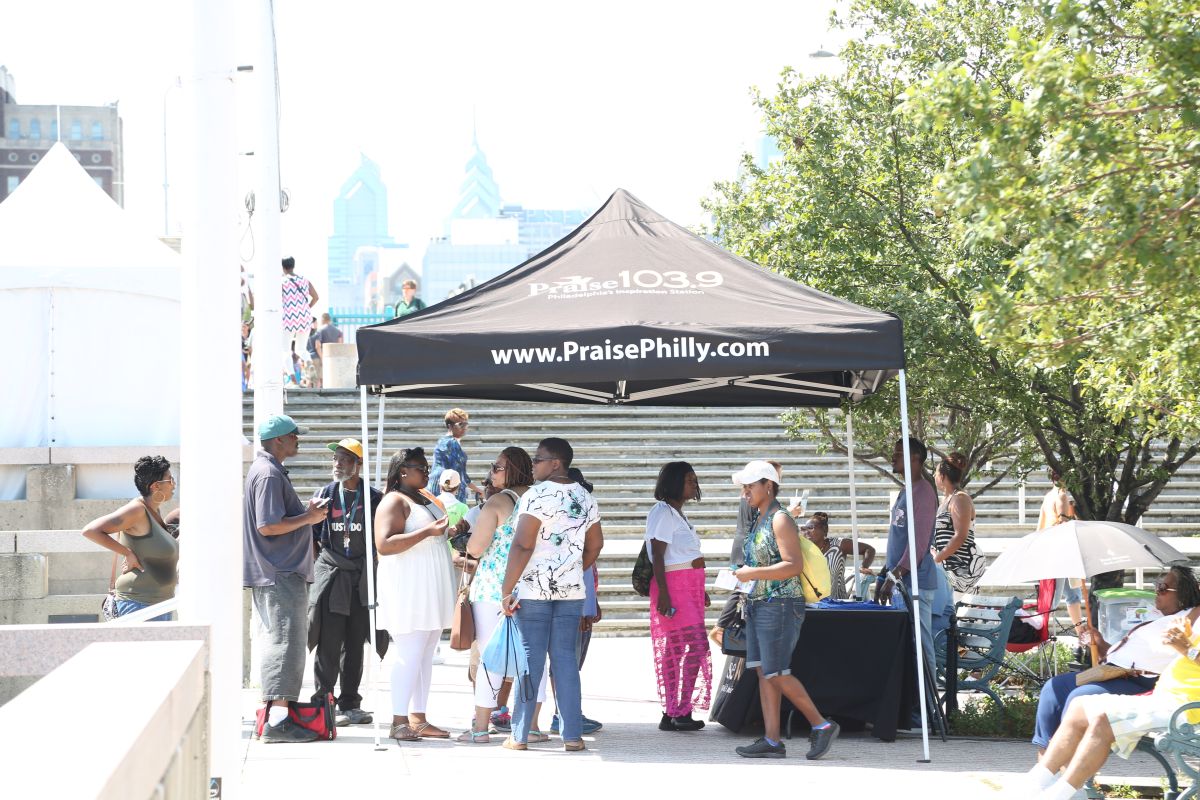 Crowd & Vendors Praise 103.9